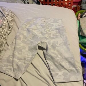 lululemon athletica High Waist Shorts - Gray Camo